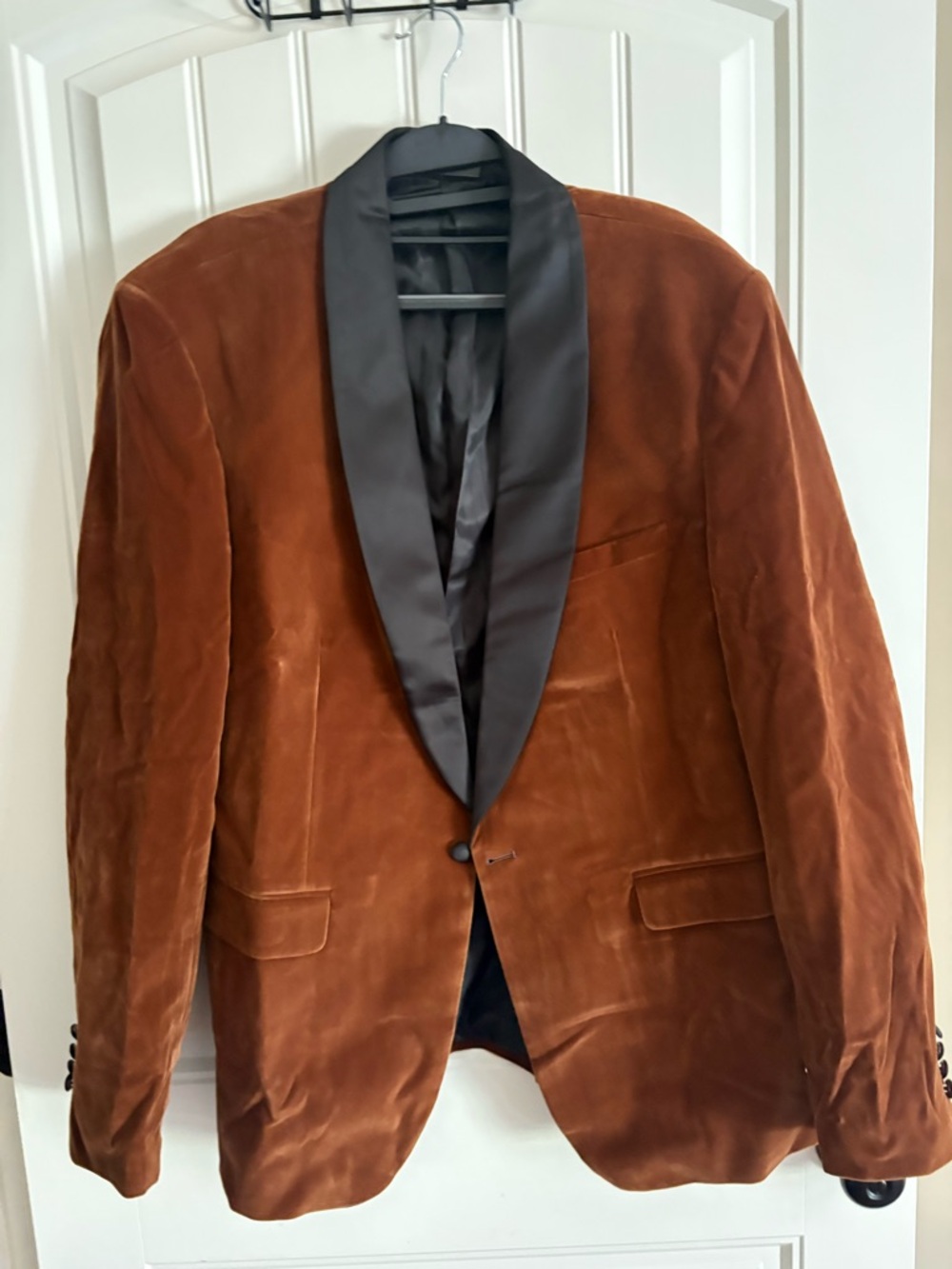 Men's Brown Velvet Tuxedo Blazer with Black Satin Lapel
BRAND NEW